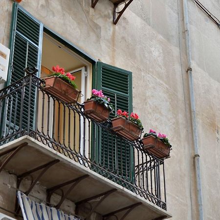 Real Teatro Umberto I Bed and Breakfast Palermo Exteriör bild