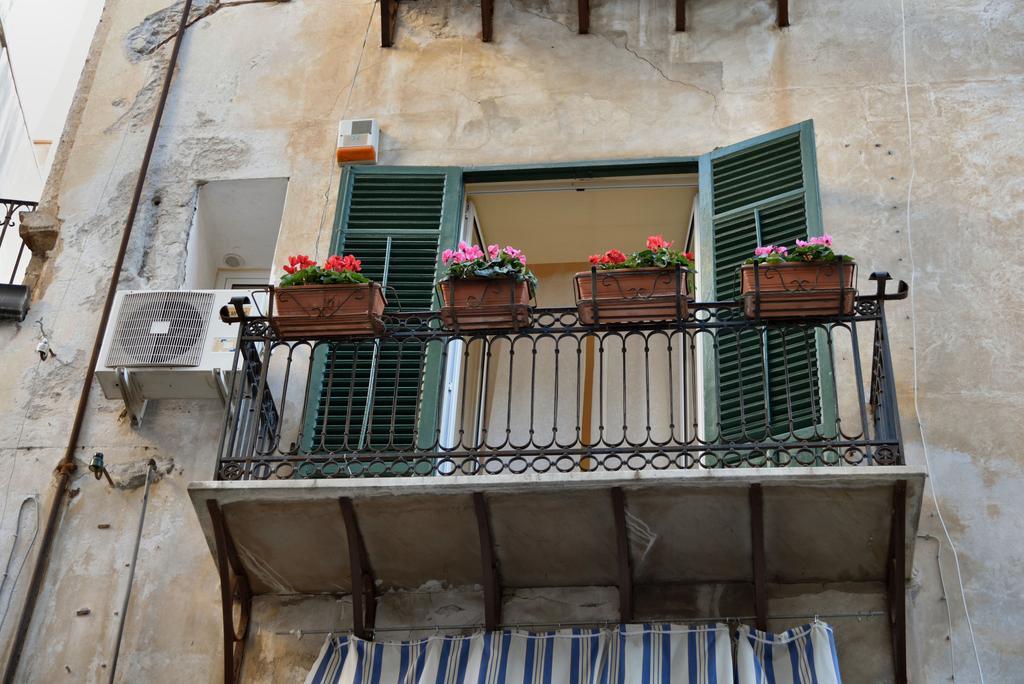 Real Teatro Umberto I Bed and Breakfast Palermo Exteriör bild