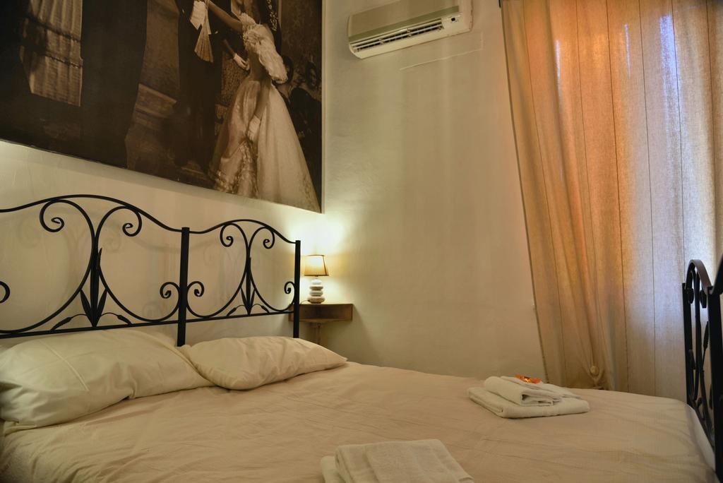 Real Teatro Umberto I Bed and Breakfast Palermo Exteriör bild